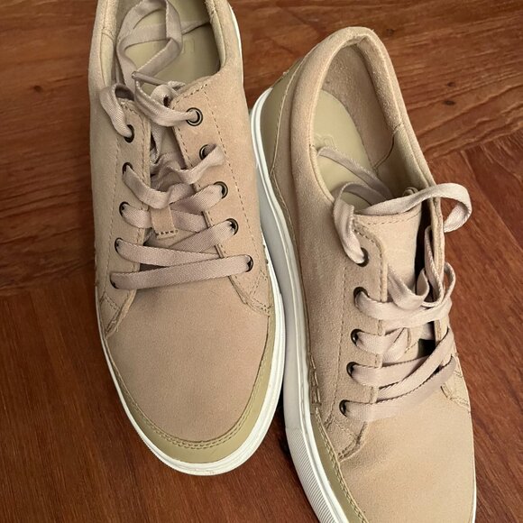 UGG sneakers 8.5 womens - Picture 2 of 9